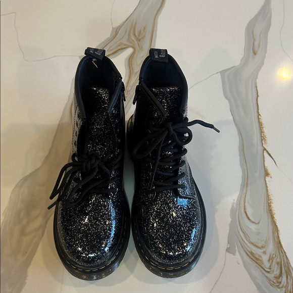 NEW Girls 2 Dr. Martens Junior Glitter Lace Up Boots in Black Cosmic Glitter - Picture 3 of 4